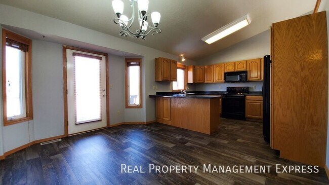 Building Photo - 3 Bed 3 Bath Home with 2 Stall Attached Ga...