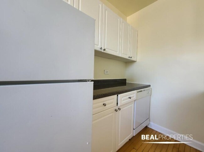Building Photo - 1 bedroom in CHICAGO IL 60657