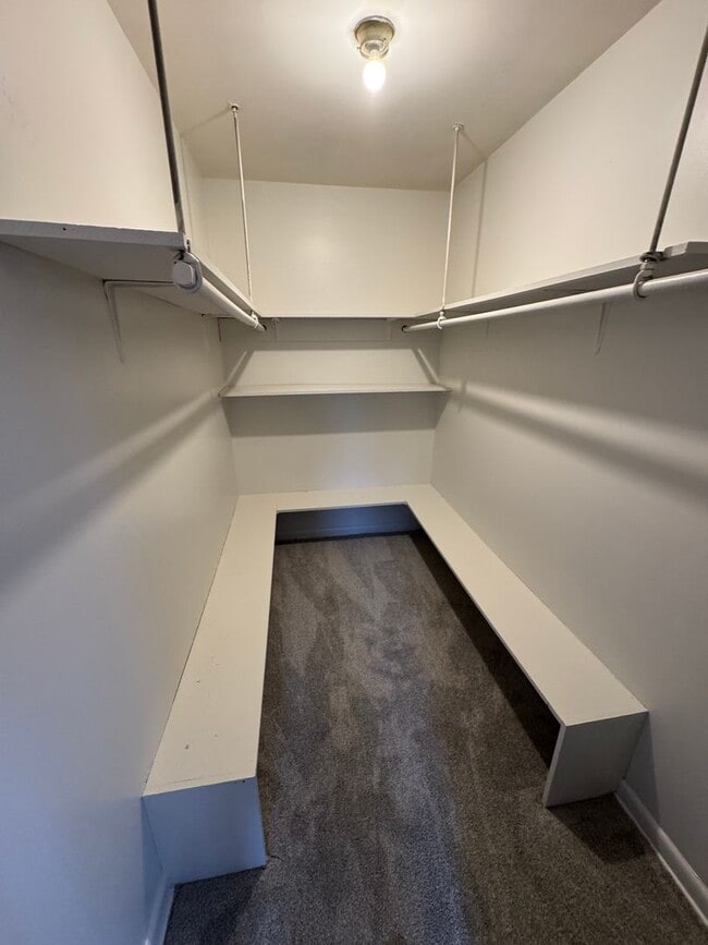 Building Photo - 3 bedroom 2 bathroom home!