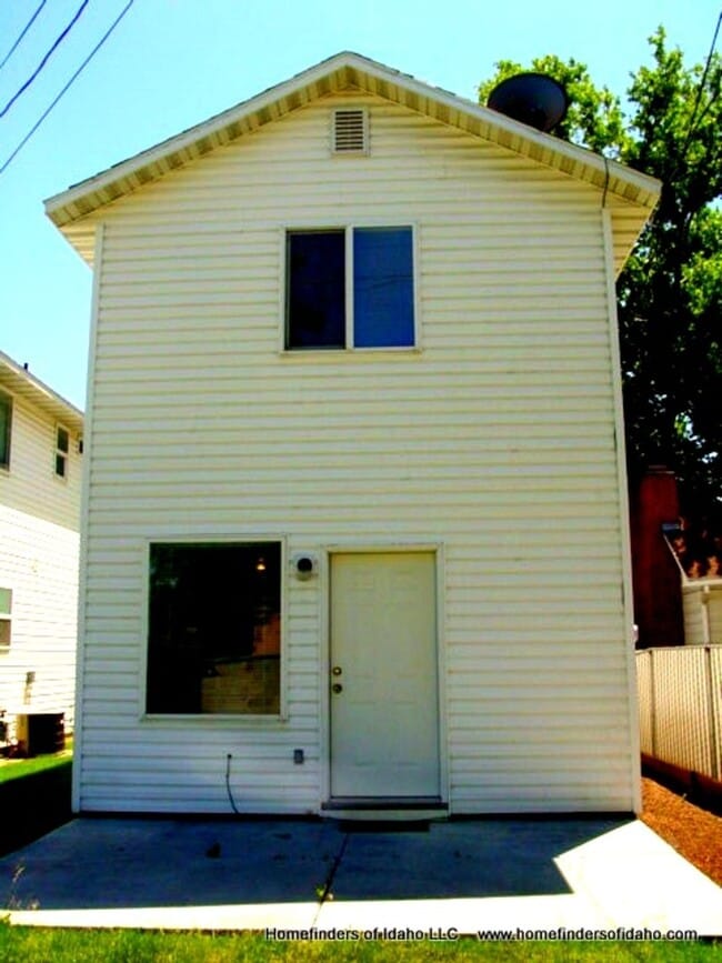 Building Photo - Beautiful 2-Story Row Home! Lawn Maintained!