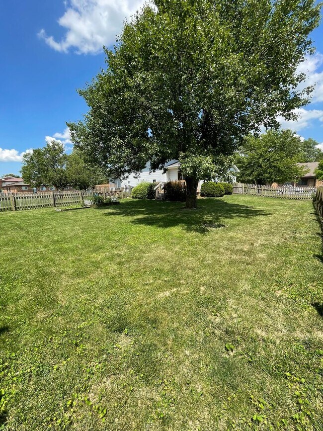 Building Photo - 2 Bedroom Townhome - Close to ISU Campus & Heartland