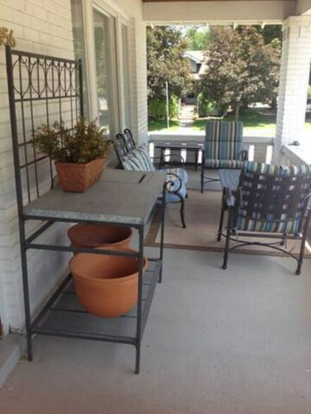 Front Porch - 856 Carter E St