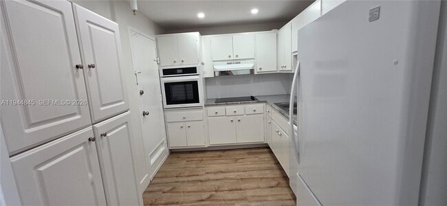 Building Photo - 400 Kings Point Dr