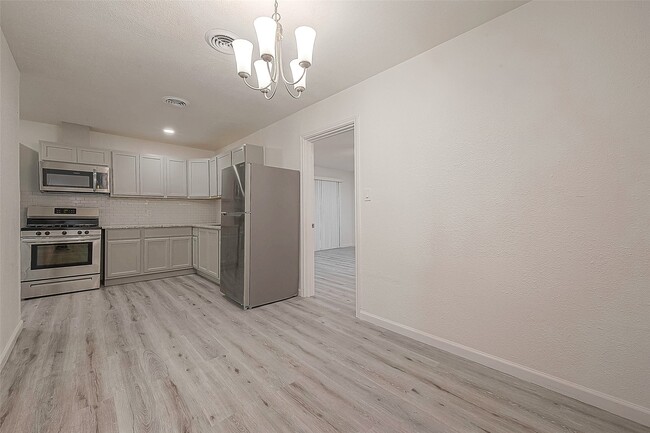 Building Photo - 715 W 9th St