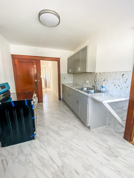 Building Photo - 8 Howe St