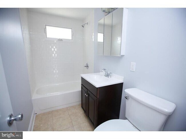 Building Photo - 2001 Tulip St