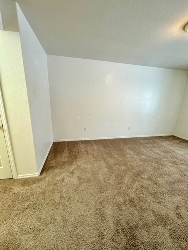 Building Photo - 3 Bedroom 2 Bath Centrally Located Condo