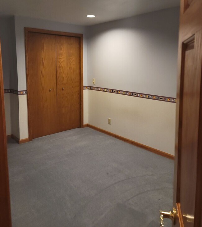 Building Photo - 3-Bedroom/2.5-Bath, Great Neighborhood