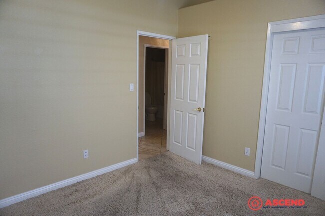 Building Photo - 3 Bedroom Home Near White Ln. & Gosford!