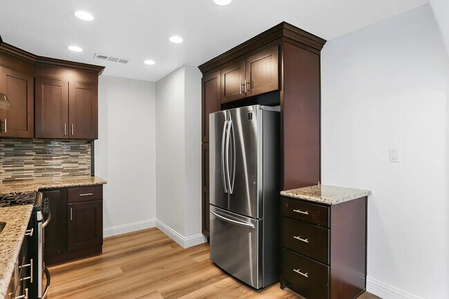 Building Photo - 420 N Batavia St