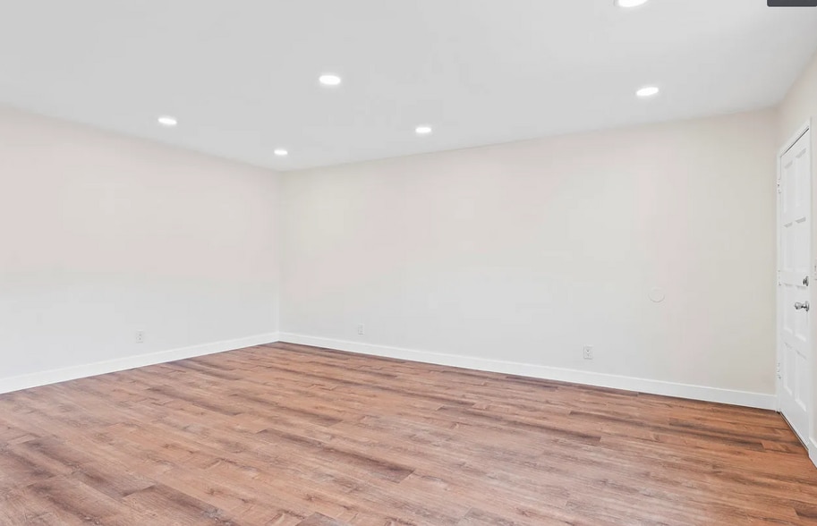 Building Photo - 4572 Nebo Dr