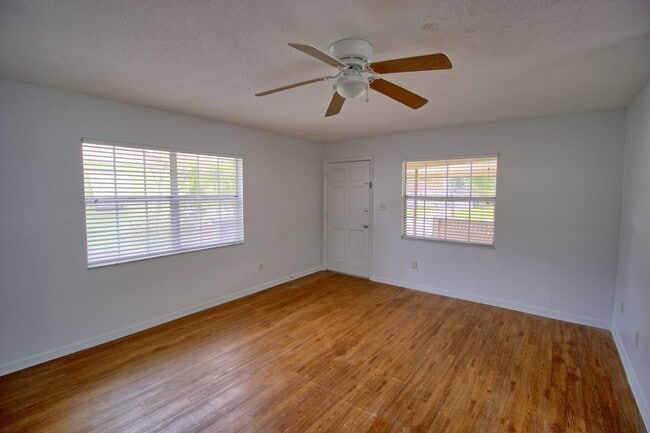 Building Photo - 205 E Esther St