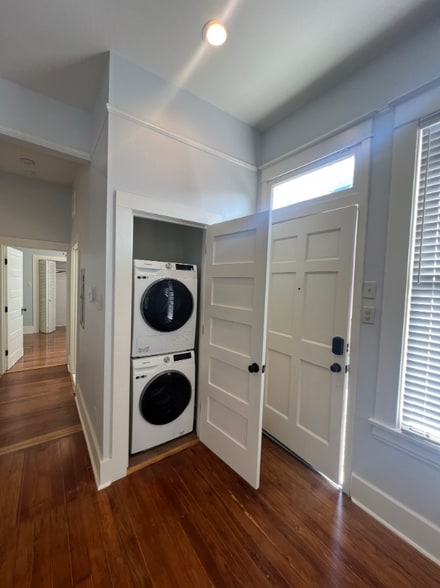 Building Photo - 514 E 8th St