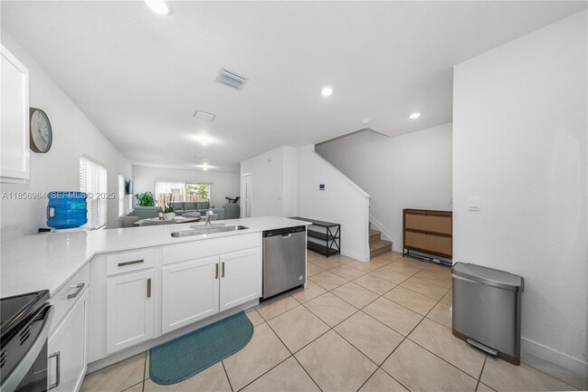 Building Photo - 425 NE 1st Ave