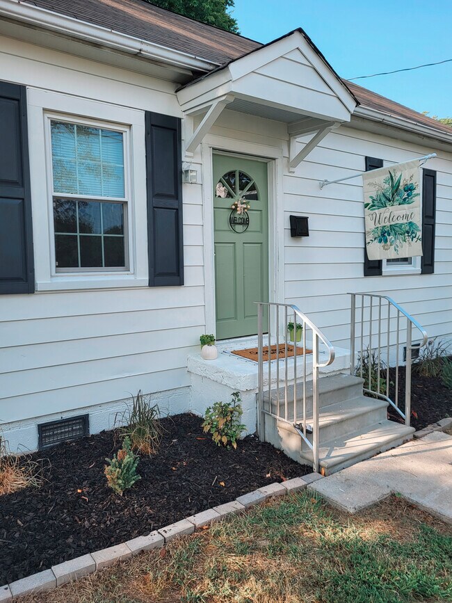 Primary Photo - 8 N Ivy Ave