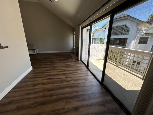 Building Photo - 1 Bedroom Condo West of I-5 in Del Mar