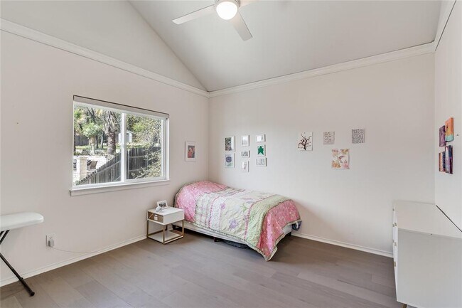 Building Photo - 5606 Sedgefield Dr