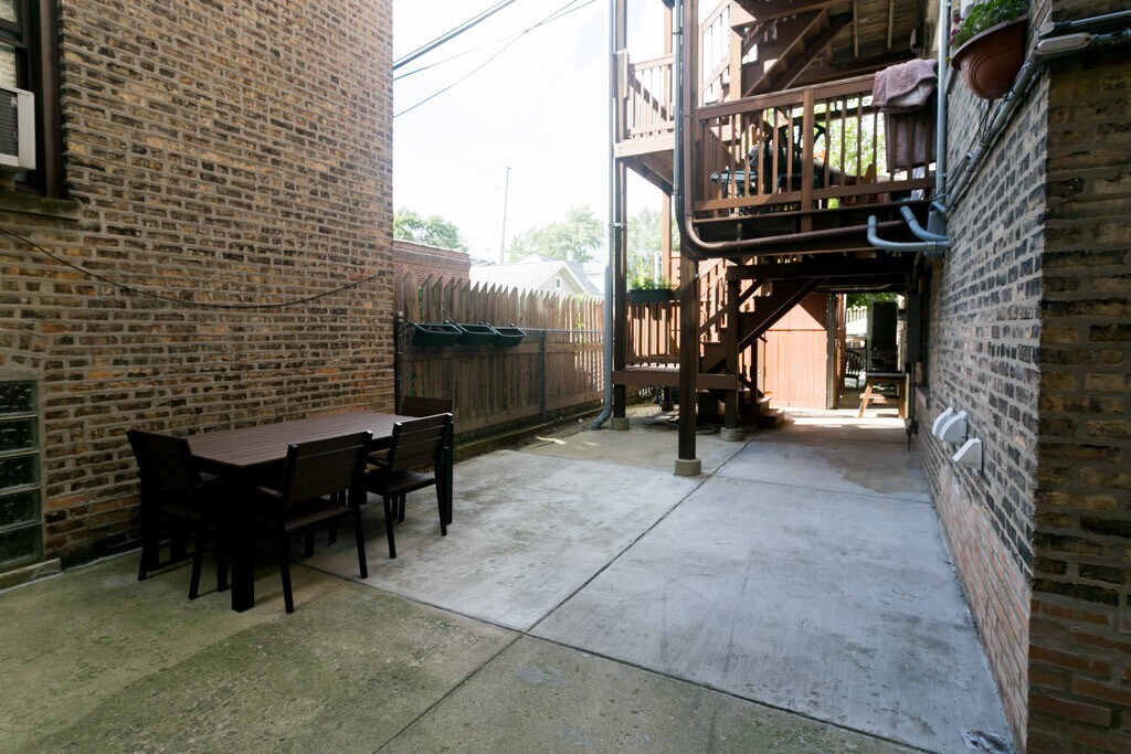 Building Photo - 1604 W Berwyn Ave