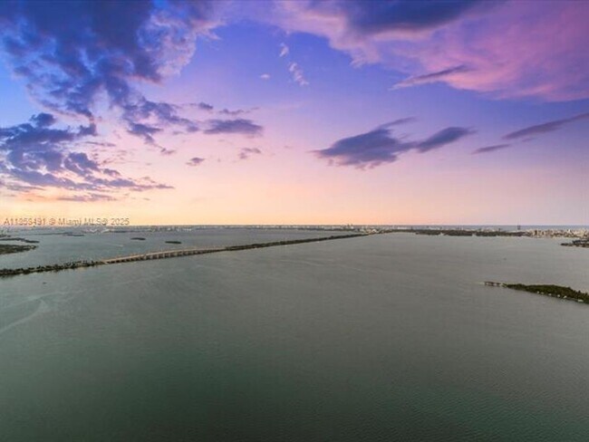 Building Photo - 700 NE 24th St