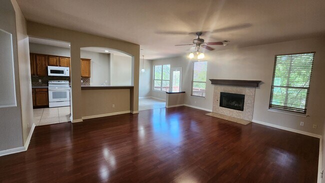 Building Photo - Located In the heart of Stone Oak