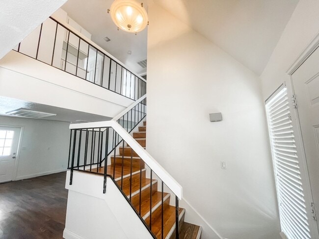Building Photo - 5 bed/3 bath home in the heart of Spring Valley!