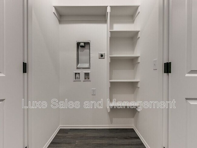 Building Photo - 8012 NW 110th Dr