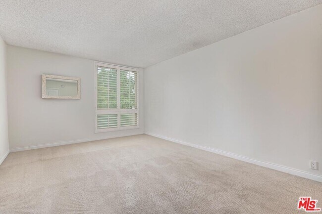 Building Photo - 809 S Bundy Dr