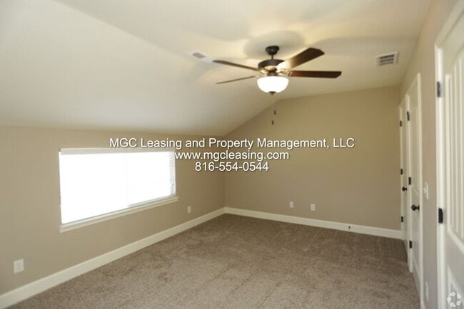 Building Photo - Eagle Creek Townhome with primary bedroom and bath on 1st level! June Specials Available