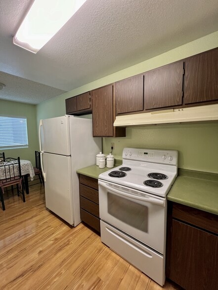 kitchen - 1339 N Columbus Ave