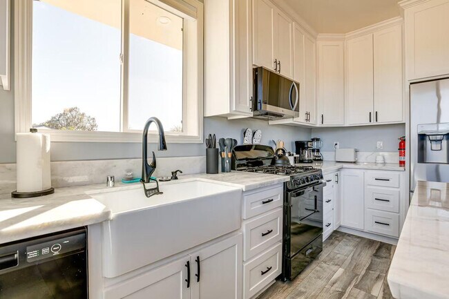 Building Photo - 6600 Thousand Oaks Dr