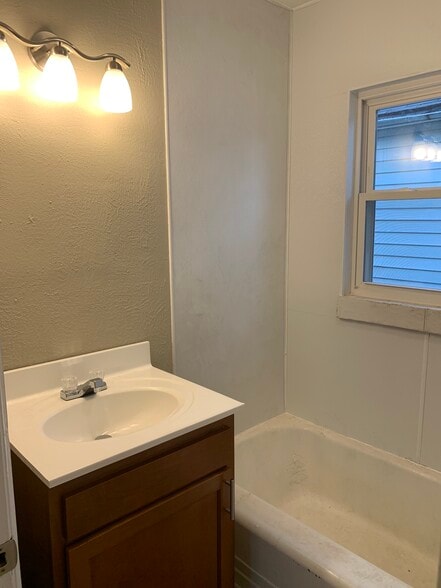 Building Photo - 4815 Ohio St