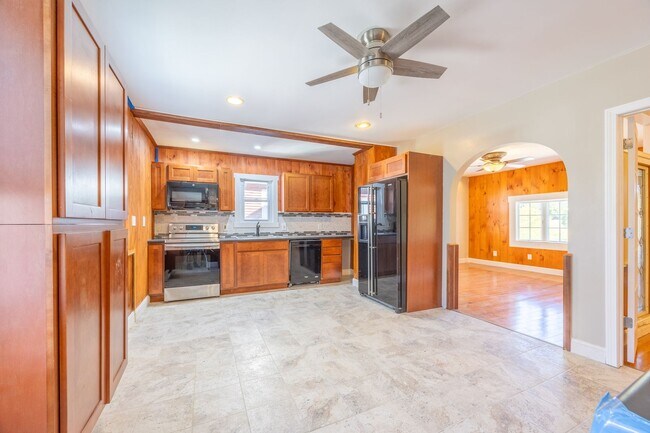 Building Photo - Available Now! Spacious 3-Bedroom Duplex in Griswold