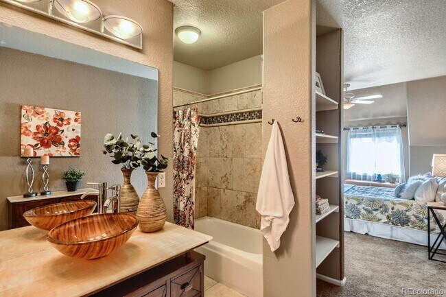 Building Photo - Fantastic 3 bed, 2.5 bath Townhome in Univ...