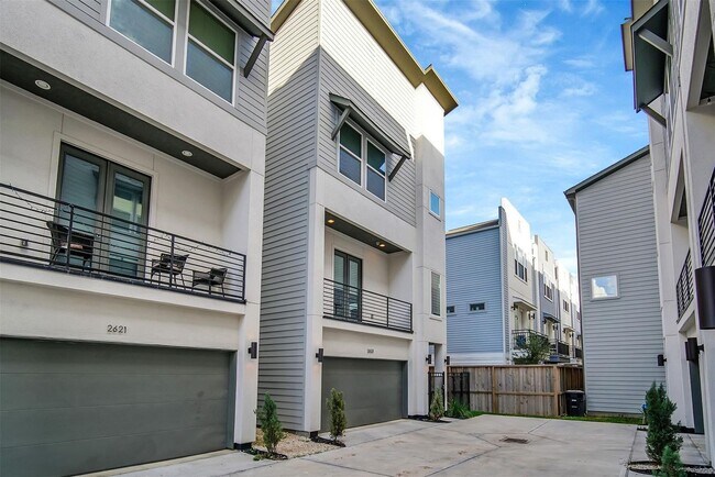 Building Photo - Stunning Like New Townhome Close to Med Center!