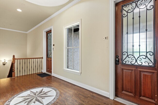 Building Photo - Luxury Highland Park Condo with gas and water