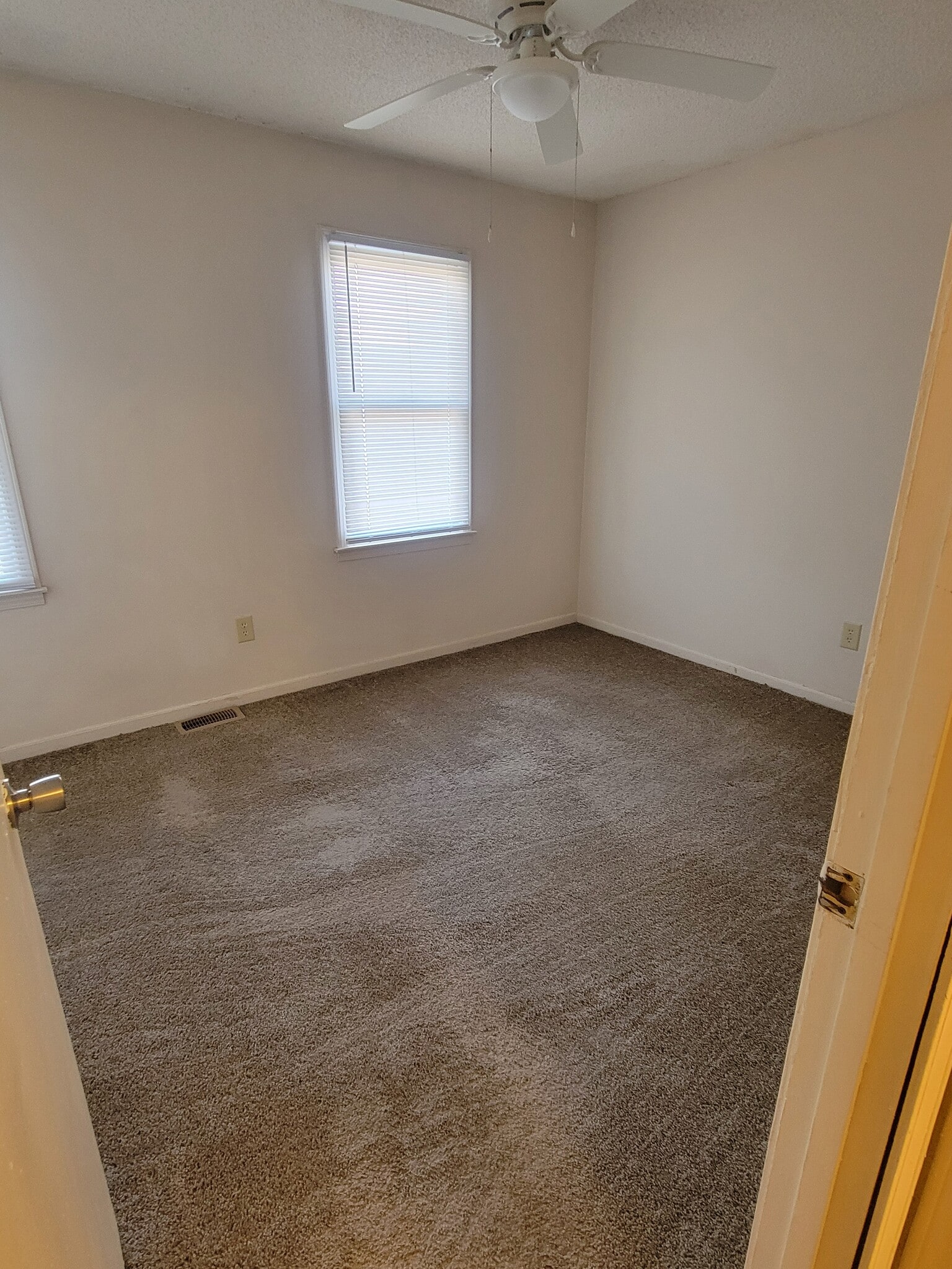 2nd bedroom - 208 Glamorgan Dr