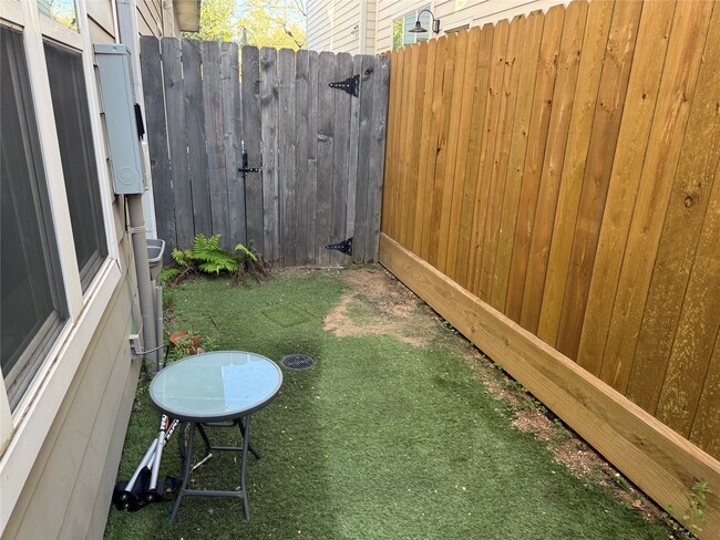 Building Photo - 902 W 20th St