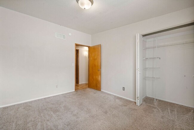Building Photo - Eastside 4 Bedroom Home with Pool