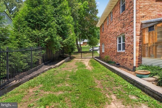 Building Photo - 6443 Walters Woods Dr
