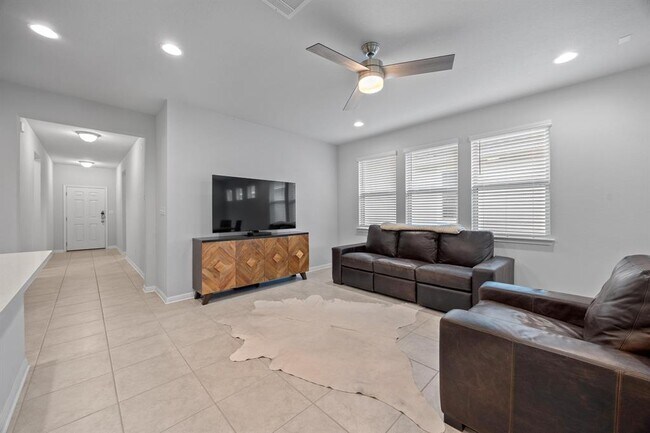 Building Photo - 2424 Pecan Island Dr