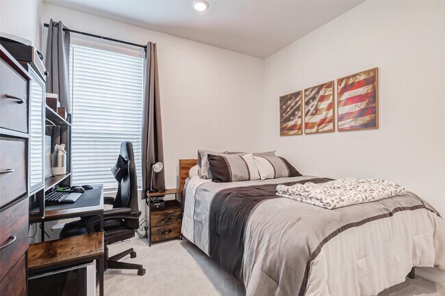 Building Photo - 4919 Shimmer Side Dr