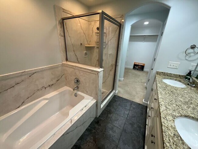 Building Photo - 4 bdrm 3 bth Home 2 Car Garage- Small Dog ...