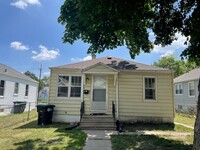 Building Photo - 2 Bedroom House Available Now
