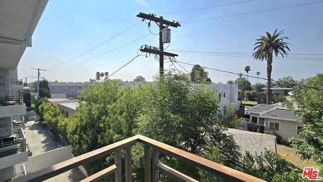 Building Photo - 5030 Rosewood Ave