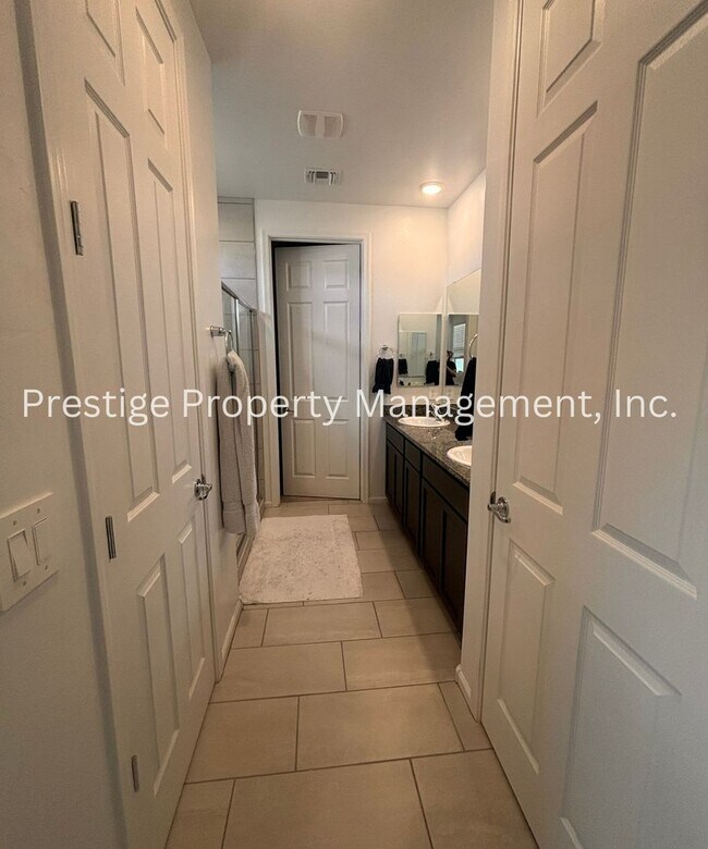Building Photo - Beautiful 2/2 2-Story West Side Home With ...