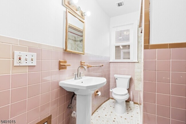 Building Photo - 486 Highland Ave