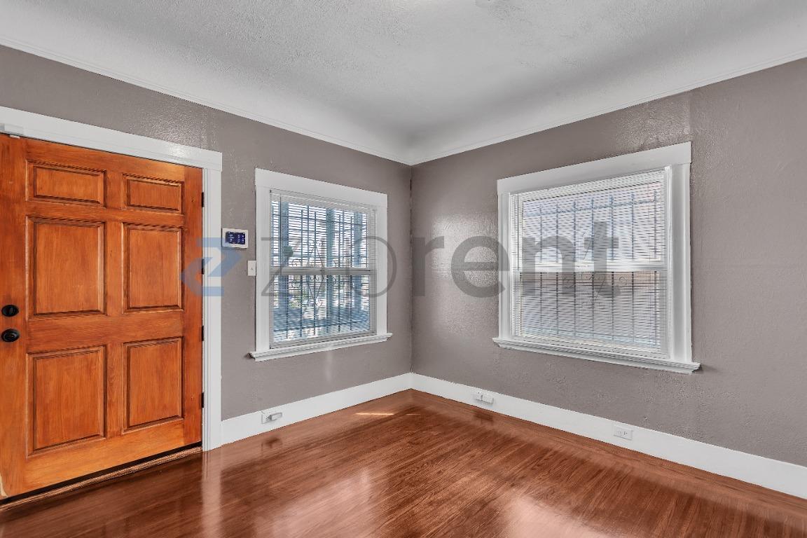 Building Photo - Unit