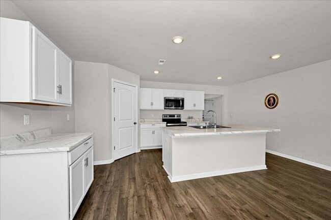 Building Photo - 4 Bedroom, 2 Bath