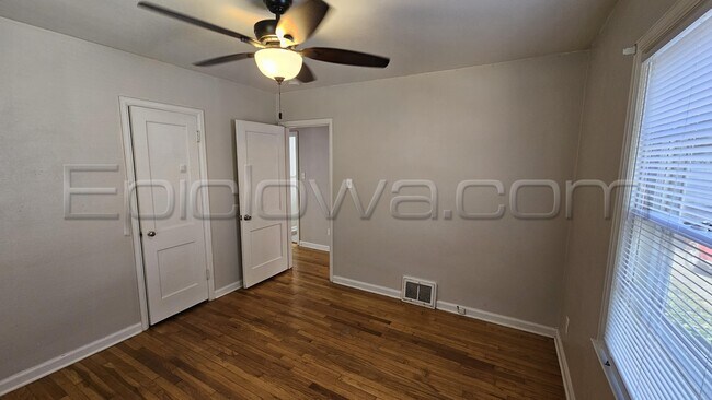 Building Photo - 1105 33rd St SE