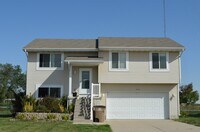 Building Photo - Lovely Altoona Split-Foyer